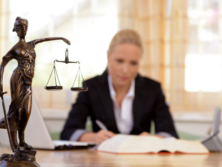 Wat is een rechtsbijstandsverzekering? Gratis bijstand van een advocaat voor de rechtbank
