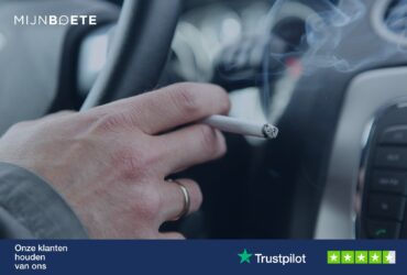 Riskeer je een boete als je rookt achter het stuur?