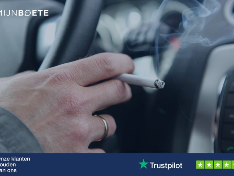 Riskeer je een boete als je rookt achter het stuur?