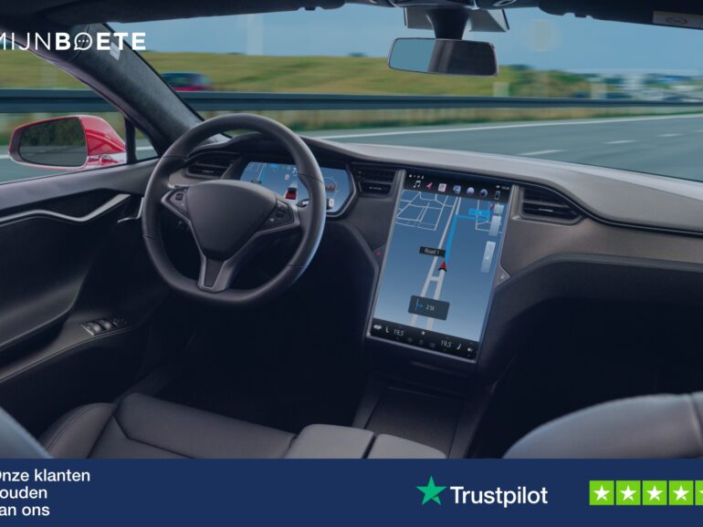Zelfrijdende Tesla in België: wie betaalt de boete als het misloopt?