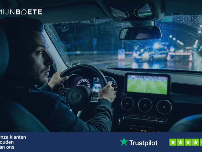Het WK kijken op het autoscherm: verboden maar toch mogelijk